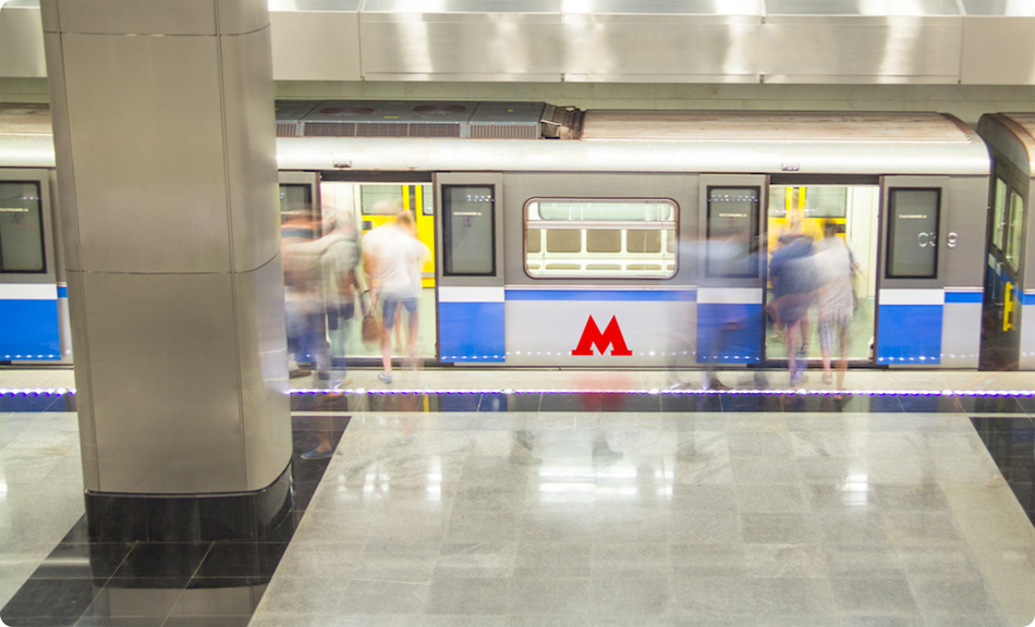 metro logo photo train